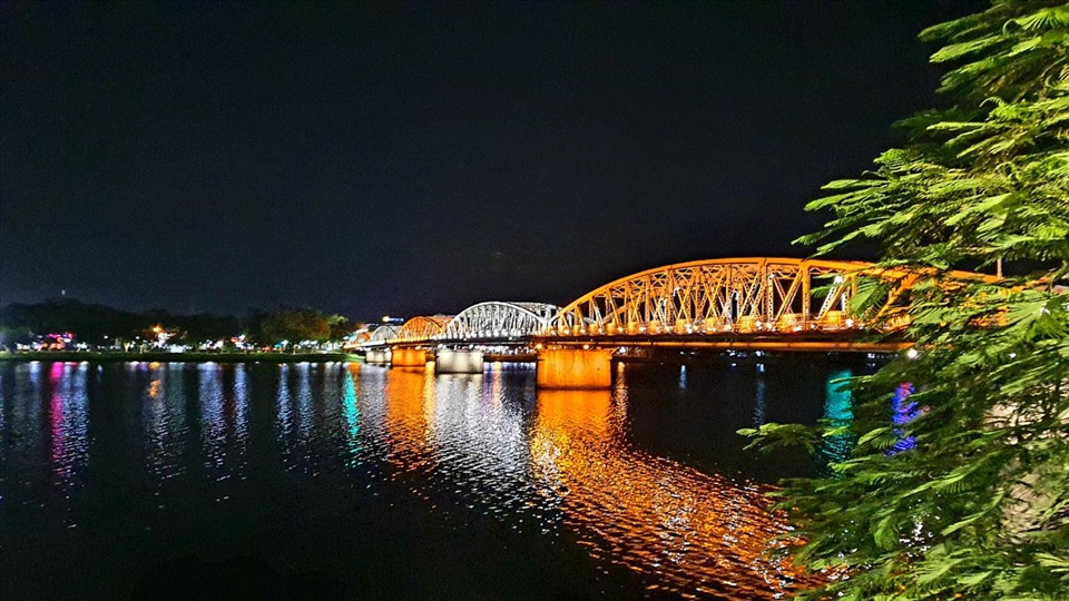 Truong Tien Bridge — Overview